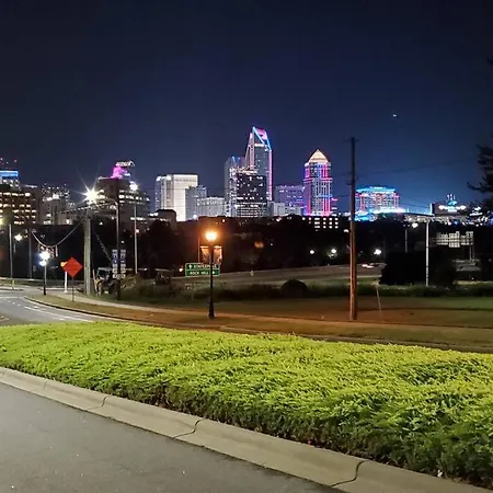 Suite 4, Sleep 5, Walk To Attractions In Uptown
